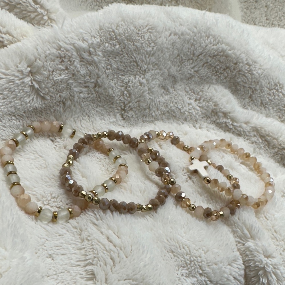 Beaded Bracelets Pretty Pink & Peachy Gold Mauve Set of 4 with Cross Charm NWOT - Picture 5 of 16